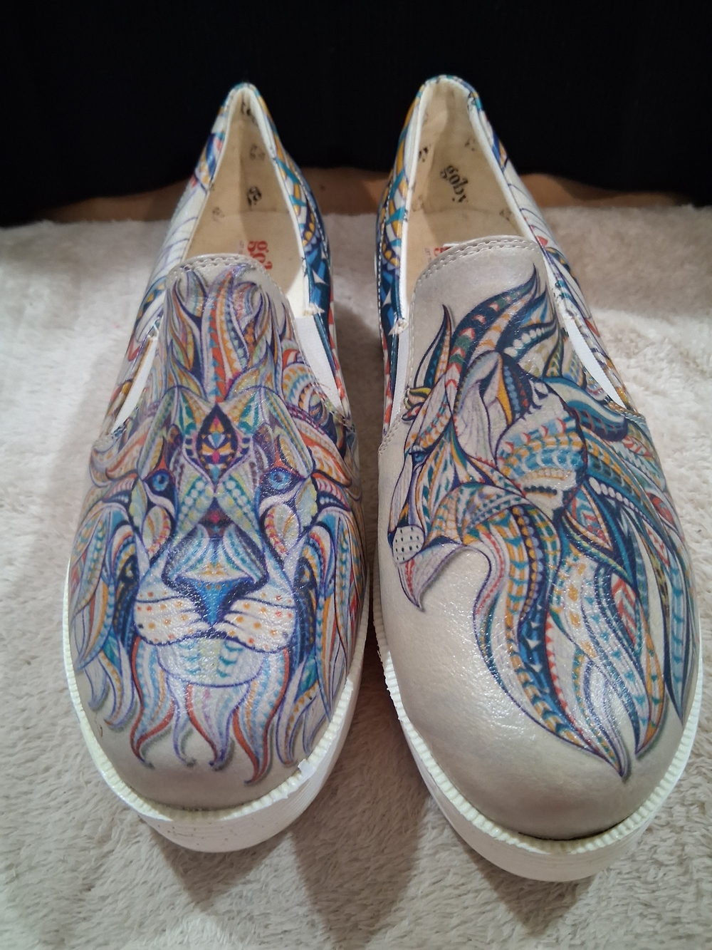Women's Slip-On Loafers with Multicolor Lion Design